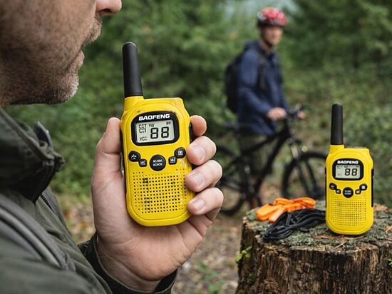 Rācijas Baofeng BF-T6 komplekts ar lādētāju un piederumiem, darbības rādiuss līdz 2 km, 1500 mAh akumulators