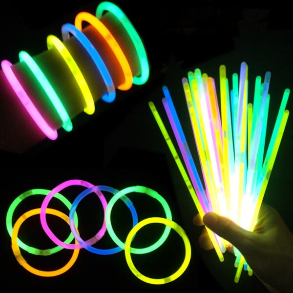 Naktī, tumsā spīdošie kociņi, neona nūjiņas '' Glow Stick'', 100 gabalu komplekts