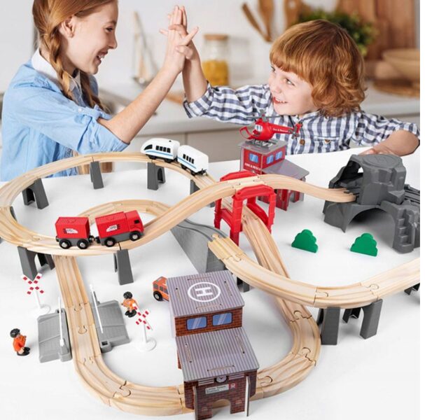 Bērnu spēļu koka trase - dzelzceļš ar vilcienu, kravas automašīnu, helikopteri un cilvēciņiem, 70 elementi, 4,8m gara