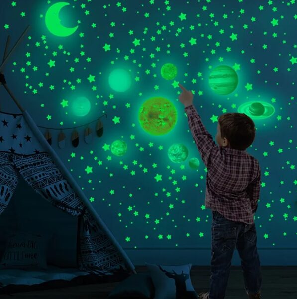 Tumsā spīdošās zvaigznes un planētas,  uzlīmes, komplekts bērnistabai 525gab